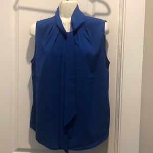 Sleeveless shirt with neck tie